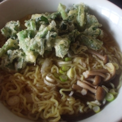 こんばんは～＾＾
麺つゆでも立派なラーメンのスープですね♪それに、天ぷらをラーメンにＩＮは初土俵ながら、めっちゃいい仕事してくれました❤今日は菜花のかき揚げで♫